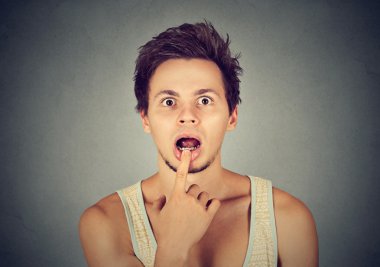 closeup portre genç adam şaşırttı 