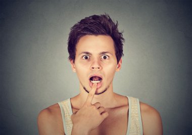 closeup portre genç adam şaşırttı 