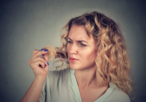 Mulher frustrada infeliz surpreendido ela está perdendo cabelo recuando linha do cabelo — Fotografia de Stock