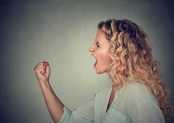 Mulher irritada gritando com punho no ar — Fotografia de Stock