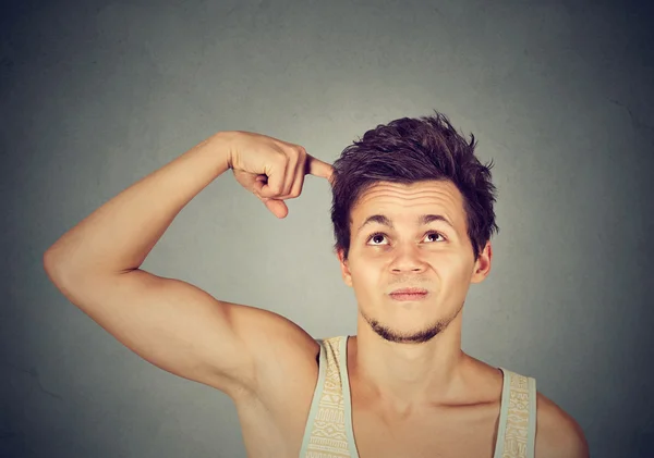 Hombre rascándose la cabeza, pensando en algo, mirando hacia arriba — Foto de Stock