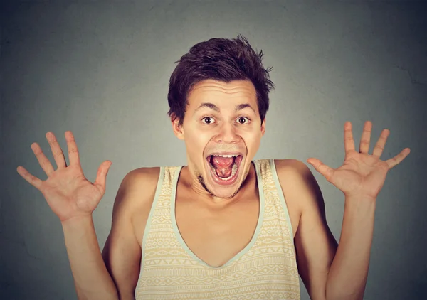 Jovem feliz ficando louco gritando super animado — Fotografia de Stock