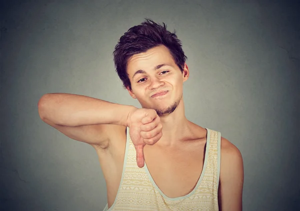 Arga olycklige mannen visar tummen ner skylten i ogillande — Stockfoto