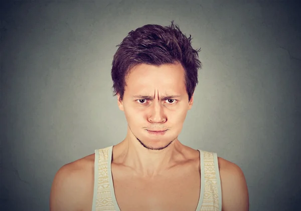 Angry young man bezig met zijn zenuwinzinking — Stockfoto