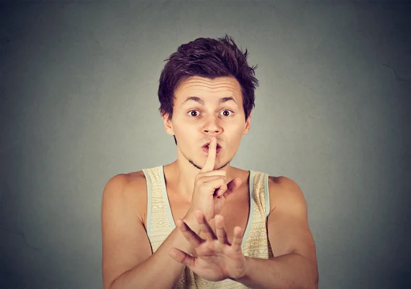 Jonge knappe man geven Shhhh rustige stilte geheime gebaar — Stockfoto