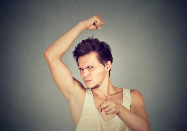 adam kokulu koltuk altı kamera kötü koku işaret parmağı gibi kokuyor.