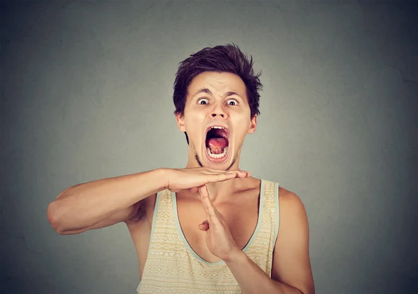 Joven mostrando tiempo de espera gesto de mano, frustrado gritando — Foto de Stock