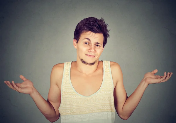 Junger Mann zuckt mit den Schultern, der sich darum kümmert, was ich nicht weiß Geste — Stockfoto