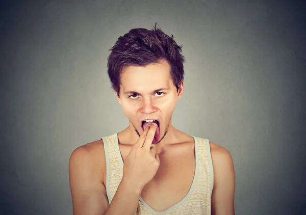 Homem enojado com o dedo na boca descontente pronto para vomitar — Fotografia de Stock
