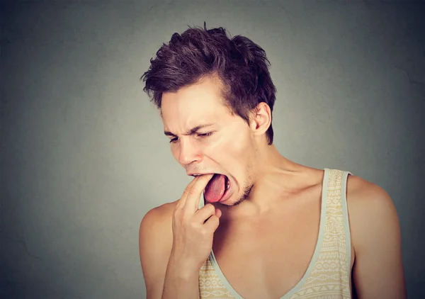 Walgt man met vinger in de mond ontevreden gaan overgeven — Stockfoto