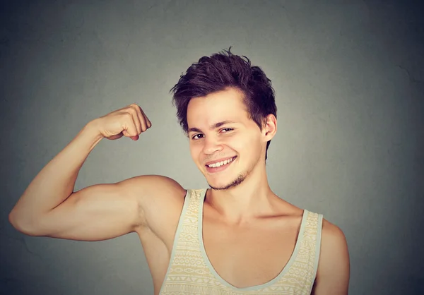 Fit en gespierde jongeman buigen zijn biceps — Stockfoto