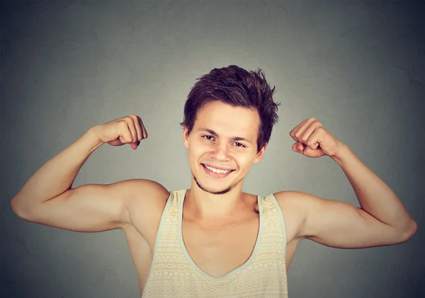 Fit et musclé jeune homme fléchissant ses biceps — Photo