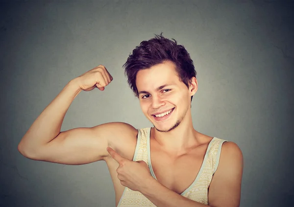 Ajuste y musculoso joven flexing su bíceps — Foto de Stock