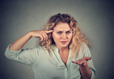 tapınağa karşı gesturing kızgın kadın deli? 