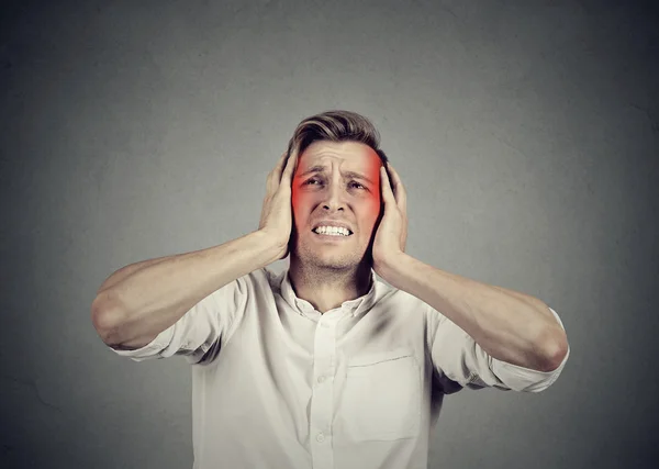 Hombre con dolor de cabeza aislado sobre fondo de pared gris — Foto de Stock