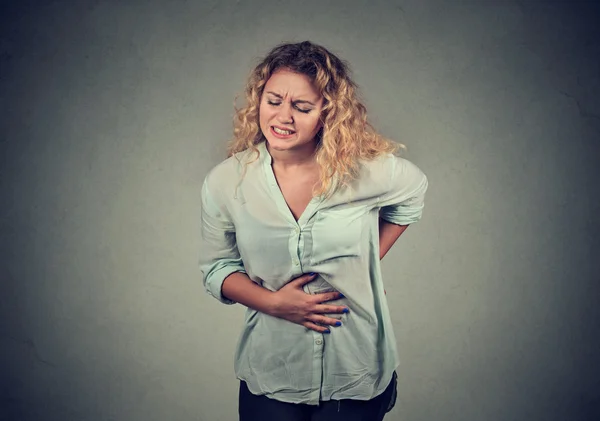 Tangan wanita pada perut dan punggung memiliki nyeri sakit yang buruk — Stok Foto