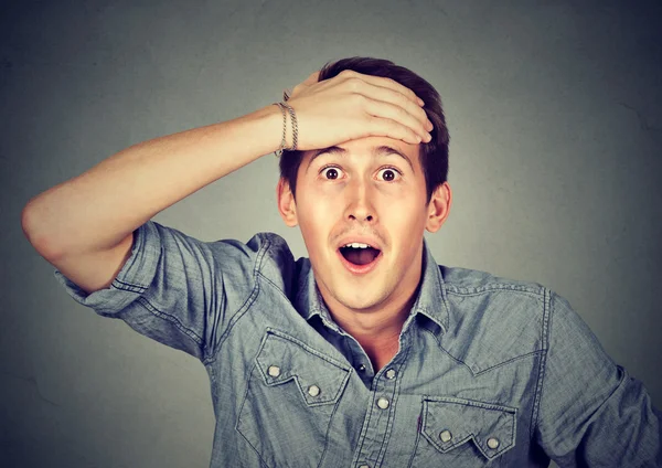 Retrato del joven sorprendido — Foto de Stock