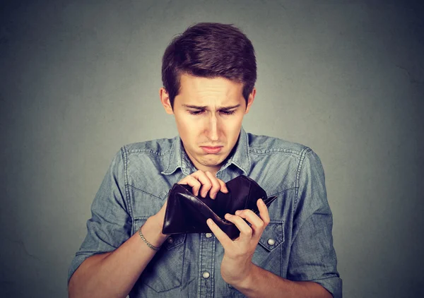 Un hombre sin dinero. Empresario sosteniendo cartera vacía — Foto de Stock