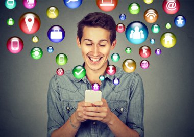 adam akıllı telefon sosyal medya uygulama simgeleri uçan kullanarak