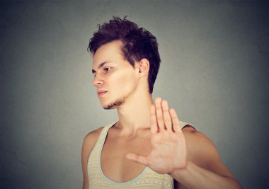 kötü tavır ile rahatsız kızgın adam konuşmak el jest 