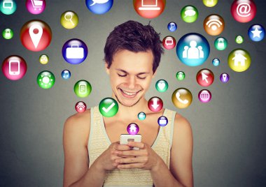 adam akıllı telefon sosyal medya uygulama simgeleri uçan kullanarak
