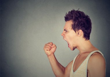 Kızgın delikanlı çığlık yan profil portresi 