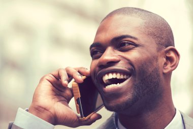 cep telefonu açık havada üzerinde konuşmak mutlu gülen genç iş adamı