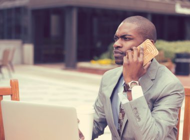 iş adamı açık havada cep telefonu üzerinde konuşurken laptop ile çalışma