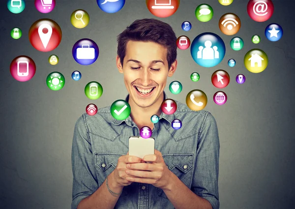 Man met behulp van Smartphone Social Media applicatie iconen vliegen omhoog — Stockfoto