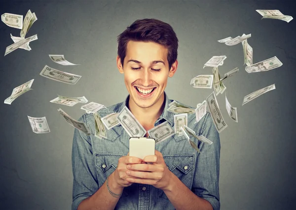 Hombre usando teléfono inteligente con billetes de dólar que vuelan lejos de la pantalla — Foto de Stock