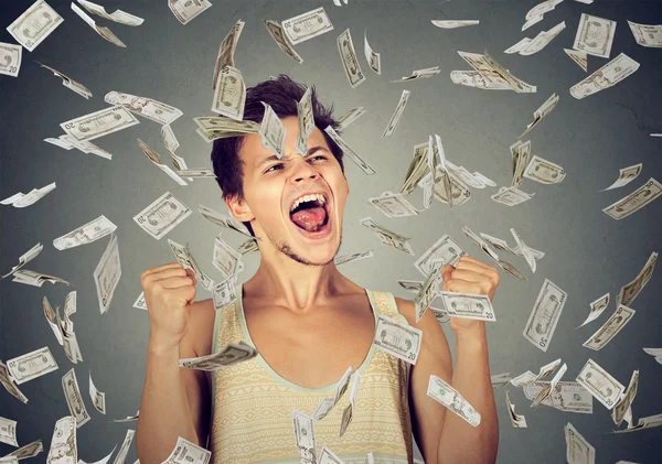 Homem celebra sucesso sob chuva dinheiro caindo notas de dólar — Fotografia de Stock