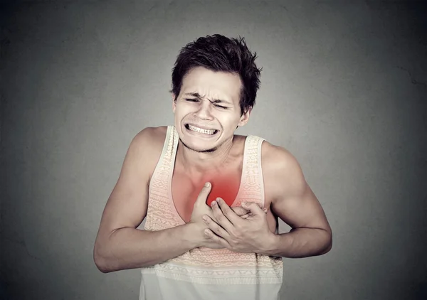 Felnőtt ember szenved súlyos éles szívpanaszok, mellkasi fájdalom — Stock Fotó