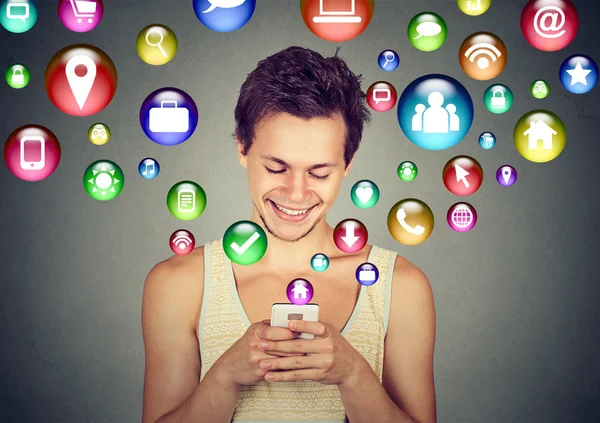 Man använder smartphone sociala medier ansökan ikoner flyger upp — Stockfoto