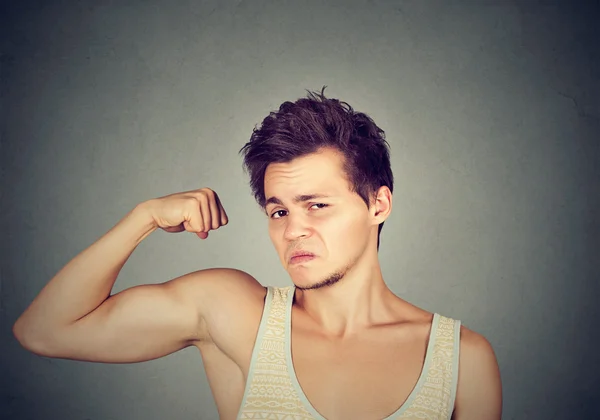 Grappige sport man buigen zijn biceps — Stockfoto