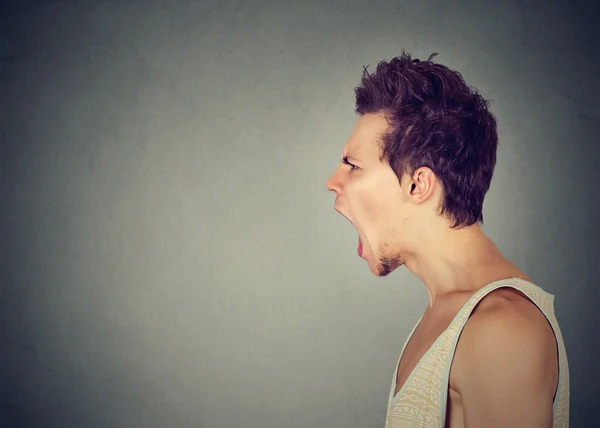 Zijkant profiel portret van jonge boos man schreeuwen — Stockfoto