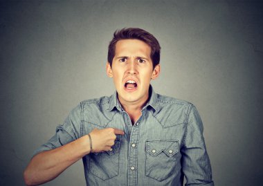 Kızgın, deli adam kendini sana soran işaret beni demek?