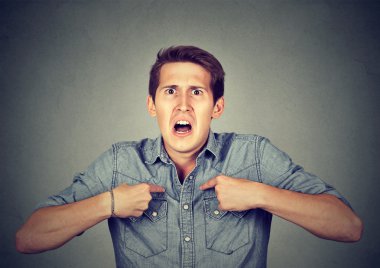 Kızgın, deli adam kendini sana soran işaret beni demek?