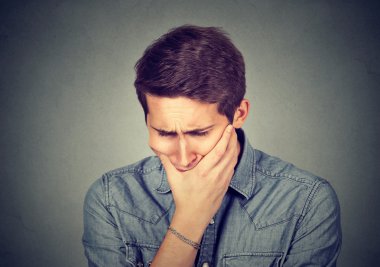 portre üzgün genç adam aşağı bakarak vurguladı 