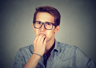 Kaygılı endişeli adam sinirli tırnaklarını ısırma 