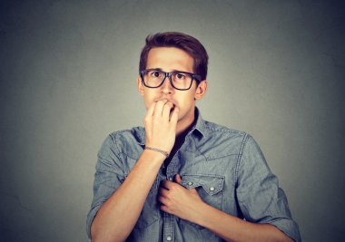 Kaygılı endişeli adam sinirli tırnaklarını ısırma 