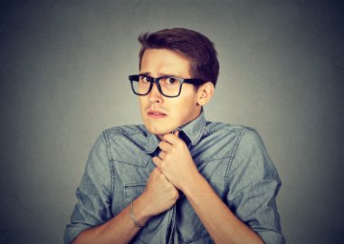 Sinir stresli adam endişeyle bir şey özlem görünümlü garip hissediyor 