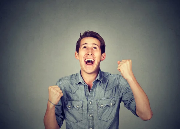 Gelukkig succesvolle man winnen, fists gepompt vieren succes — Stockfoto
