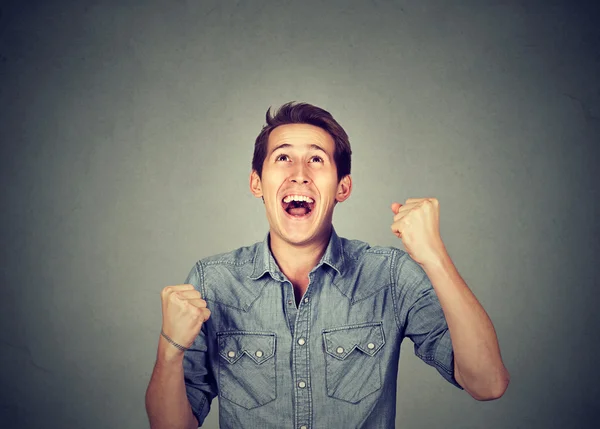 Feliz homem bem sucedido ganhando, punhos bombeados comemorando o sucesso — Fotografia de Stock