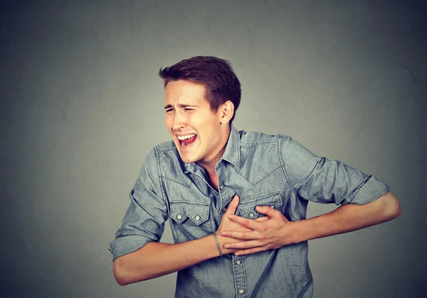 Hombre adulto que sufre de dolor agudo severo, dolor en el pecho — Foto de Stock