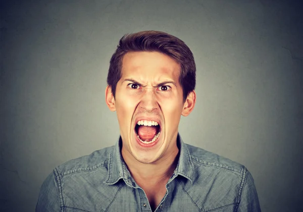 분노 한 젊은 남자의 초상화 — 스톡 사진