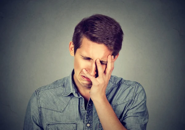 Retrato estressado triste jovem olhando para baixo — Fotografia de Stock