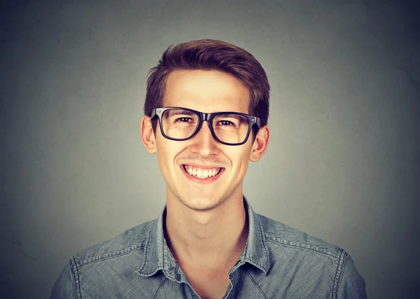 Jóképű ember nagy mosoly viselése divat szemüvegek — Stock Fotó