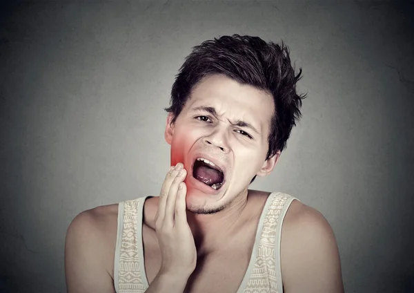 Homme avec mal de dents douleur dentaire à l'extérieur de la bouche joue colorée en rouge — Photo