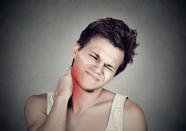 Stresat tânăr frumos om cu dureri de gât colorate în roșu — Fotografie, imagine de stoc