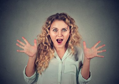 Closeup şaşırttı şaşkın kadın şaşırttı 